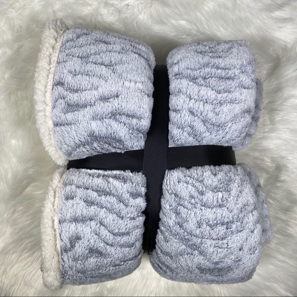 ✨SOLD✨Wavy Cookies & Cream Micromink Sherpa Throw - Picture 2 of 3